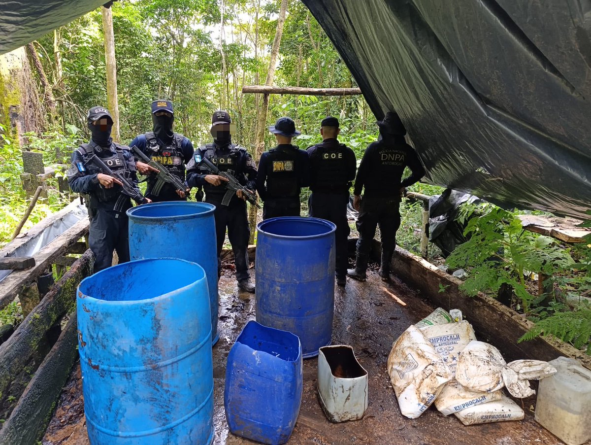 PoliciaHonduras's tweet photo. #ÚLTIMAHORA | Destruimos laboratorio y erradicamos más de 50 mil arbustos de hoja de coca Ejecutamos una operación de ubicación, aseguramiento, erradicación e incineración de una plantación de hoja de coca y un laboratorio rústico en zona montañosa del Parque Sierra Río Tinto https://t.co/39eotrVo2J