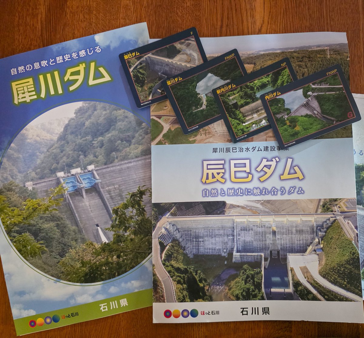 odekake551's tweet photo. ちなみに犀川ダムは現在道が崩れてて通行できないので水質調査とかも上空から行なっているそうで
その姿を直接見ることは出来ないのです

犀川ダムのパンフレットダムカードは辰巳ダムの管理事務所に行くといただけますよ☺️

内川ダムの管理事務所では内川ダム・新内川ダムのダムカードを貰いました🙌 https://t.co/JmMNV7FtVV