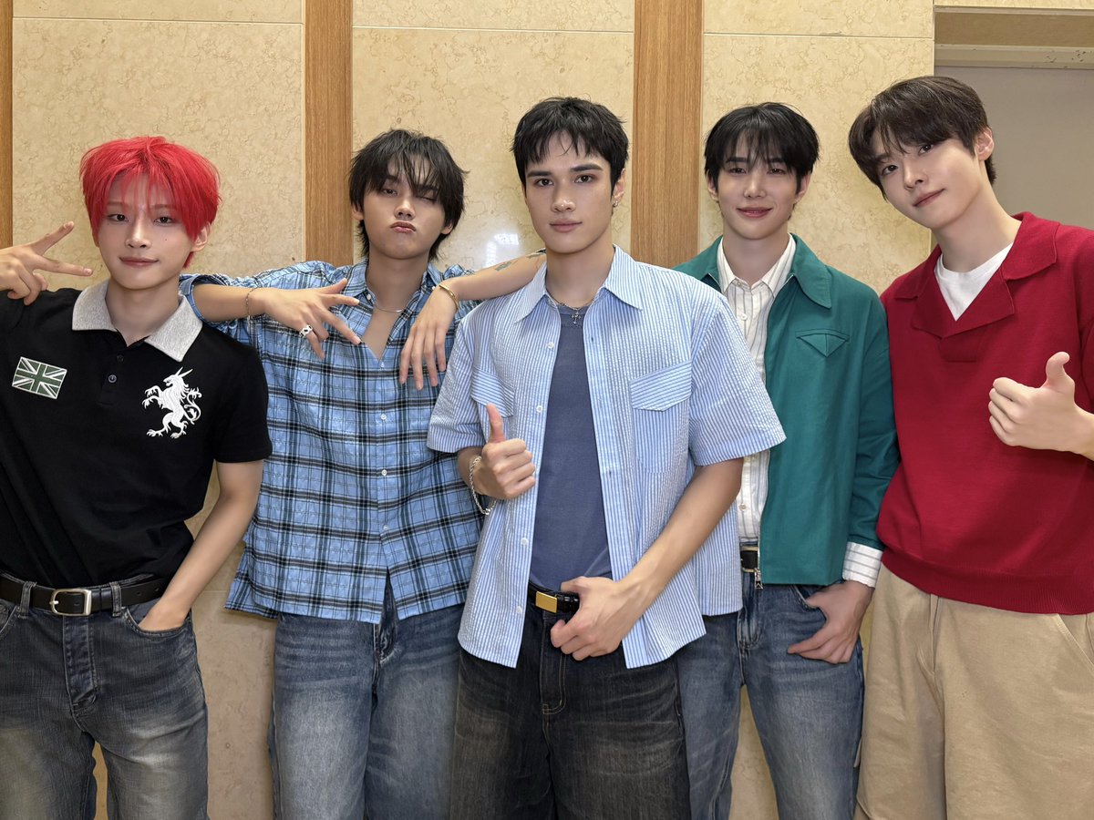 onepact_'s tweet photo. [💙_ #원팩트]

두번째 팬싸도 끝!
오늘도 보러 와줘서 너무 고마워🥰
내일은 일요일이니까 야식 맛있는 거 먹기🌙

#ONEPACT #원팩트
#TUNED_IN #U_so_hot https://t.co/vTtqIk6rkN