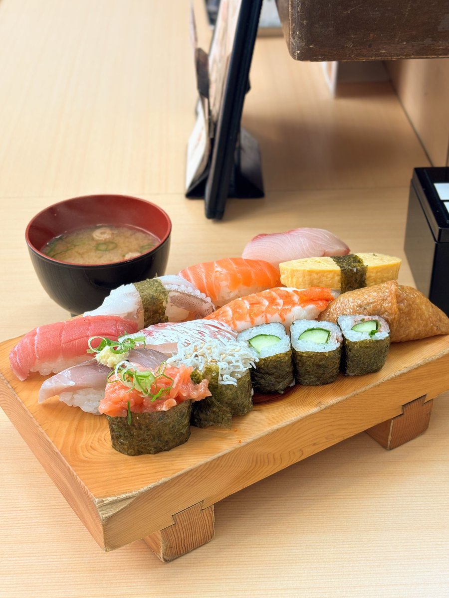 mensestedaisuki's tweet photo. 最近、夏バテ気味で外食できてない！

とは言いつつ、難波に所用があったので寿司ランチ！

NGK裏の某寿司屋さん、久々に寄ったけど安くて美味しいね

昔は、炙りを売りにしてたけど、今や「すし焼き」なんで命名して売り出してたのにはビビりました
（とか言いつつ、普通の寿司にしたけども） https://t.co/0EdpAMuB1a