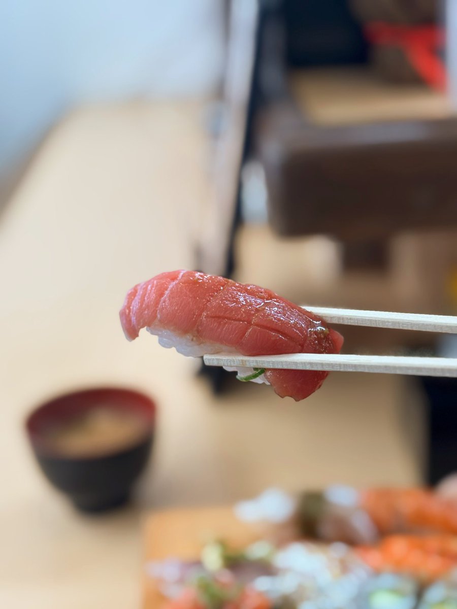 mensestedaisuki's tweet photo. 最近、夏バテ気味で外食できてない！

とは言いつつ、難波に所用があったので寿司ランチ！

NGK裏の某寿司屋さん、久々に寄ったけど安くて美味しいね

昔は、炙りを売りにしてたけど、今や「すし焼き」なんで命名して売り出してたのにはビビりました
（とか言いつつ、普通の寿司にしたけども） https://t.co/0EdpAMuB1a