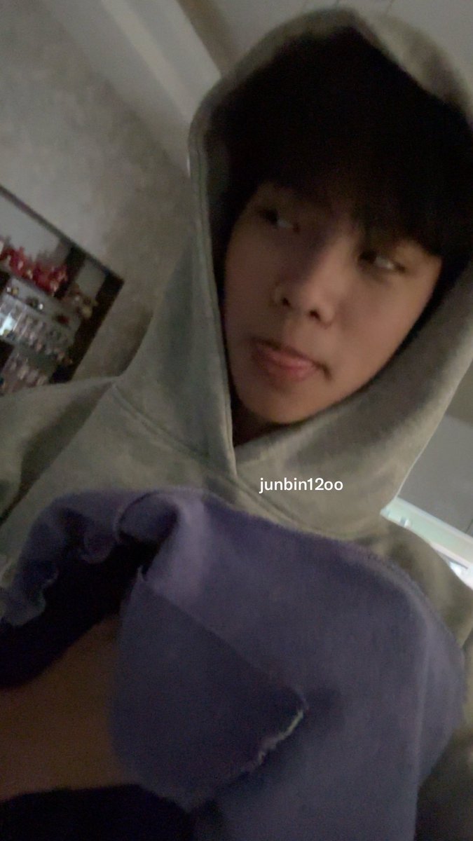 Junbin12oo's tweet photo. 平常都抱鯊魚睡覺 下次可以抱你嗎 https://t.co/yyaD1cG4ct