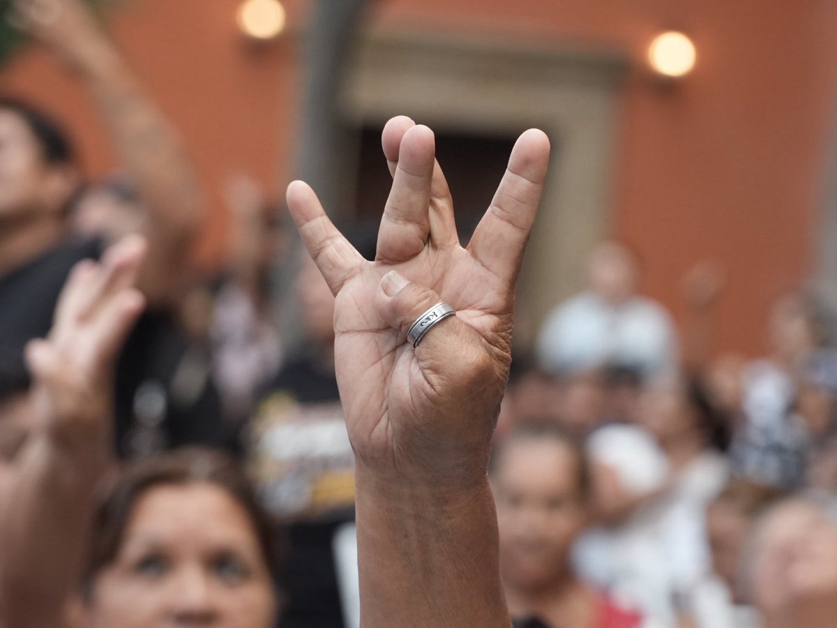 FdzWaldo's tweet photo. Casa llena en García. Gente que llegó con preguntas, con quejas y con ganas de que alguien la escuche de verdad.

Eso es lo que buscamos en cada recorrido: no dar discursos desde lejos, sino estar ahí, sector por sector.

Gracias a todos los que se dieron la vuelta. https://t.co/NlaOTnIV5K