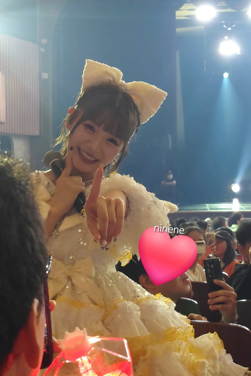 nineneda's tweet photo. 韓国ライブ1日目！！
初めてふーりを近くで見たんだけど、あまりにも眩しすぎて視力を失いかけた…！
控えめにうちわに「だいすきっ！」💕って書いたんだけど、見てくれてありがとう( 〃▽〃) 明日も会いに行くね 💛💛💛

#古澤里秒 #ふりたんふりむいて #큐스토 https://t.co/TxBUGwPEZ6