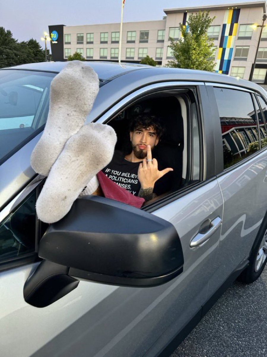 FindomPedro1's tweet photo. @KyleD12105 @jamesbedevil Available dirty socks 🧦 https://t.co/ElqHO2oXoT