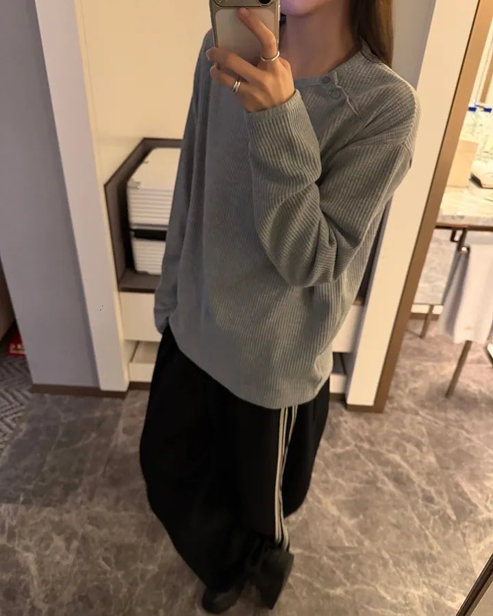intoprayfor's tweet photo. 여긴 반팔/민소매만 있어서 여름 긴팔 추천타래 -

제가 진짜 사서 입고다니는 것만
딱 세 벌
추천드려요…(진짜진지함

링크 타래로
⬇️⬇️⬇️ https://t.co/1sYdkGUK0g