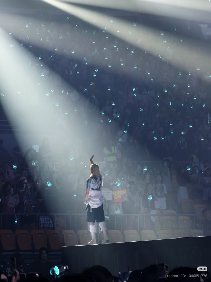 BBOKARILOOKS's tweet photo. THIS PHOTO OF FELIX🥺 https://t.co/tR5mFcXuNN