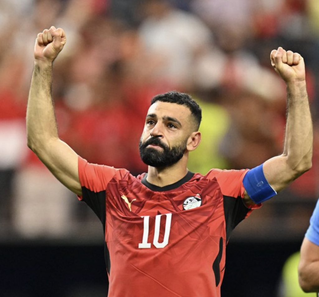 DoksanPLUSS's tweet photo. Salah'ın menajeri Ramy Abbas, dün akşam saatlerinde yapılan görüşme sonrasında komisyon bedelinde 7.5 milyon eurodan 5 milyon euroya kadar düştü.

📰 A Spor https://t.co/dXYTkPolKD