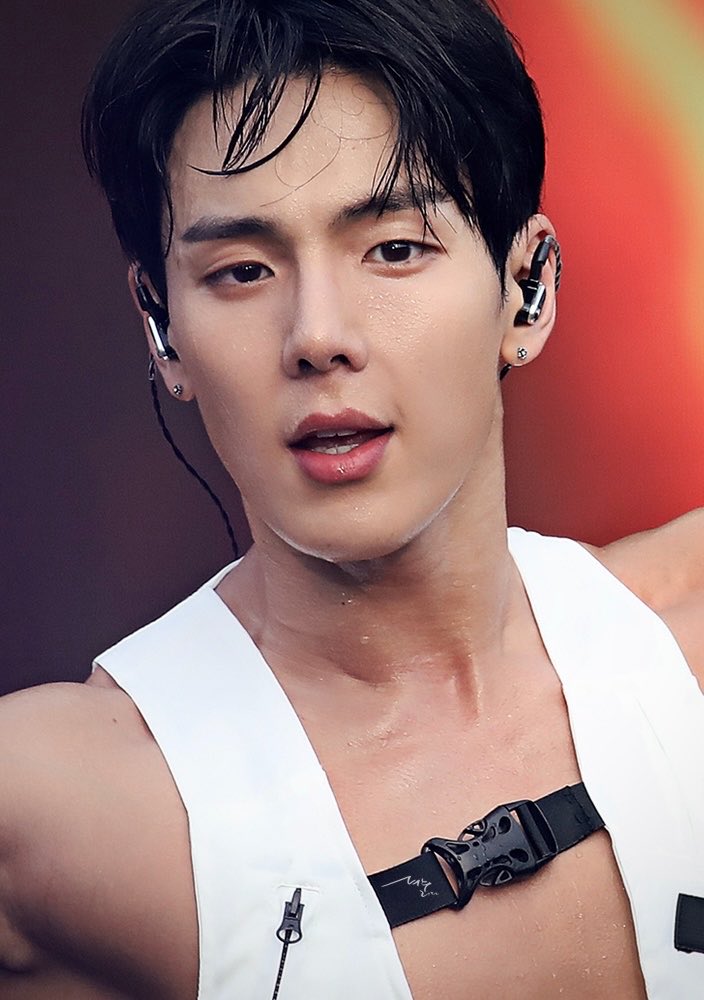 shownu_leader's tweet photo. 260725 WATERBOMB💦 #셔누 #MONSTAX https://t.co/esiqhrFi0v