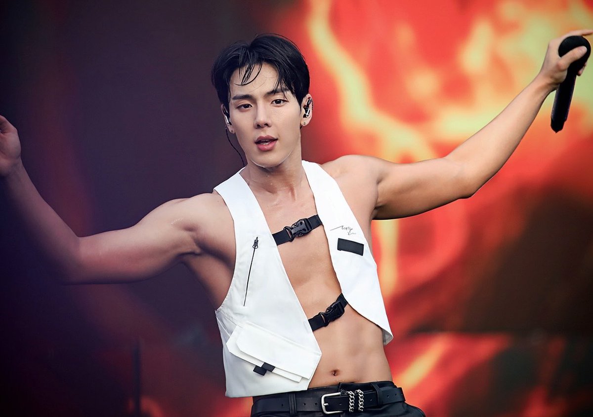 shownu_leader's tweet photo. 260725 WATERBOMB💦 #셔누 #MONSTAX https://t.co/esiqhrFi0v