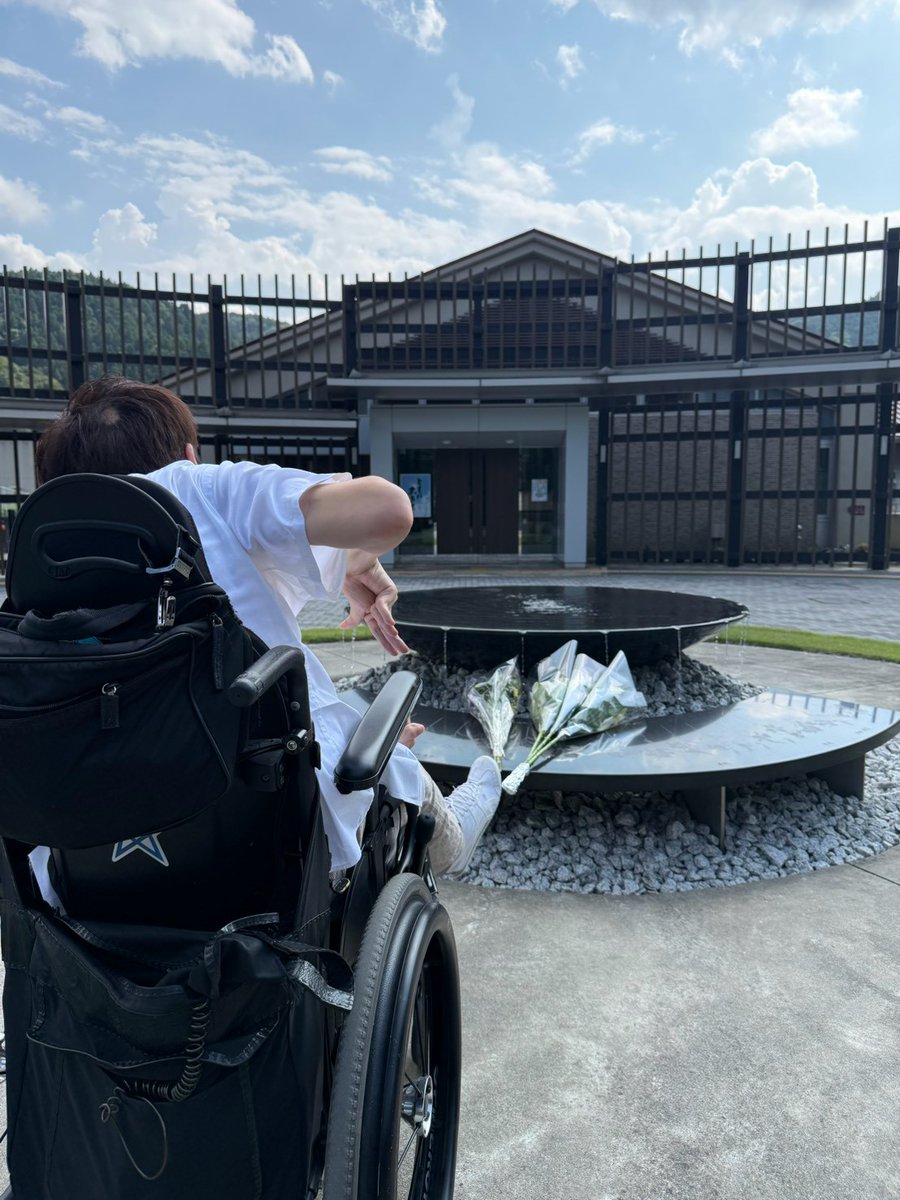 skyfarm1229's tweet photo. 津久井やまゆり園事件から10年を前に、園から車で40分ほど離れたあじさい会館で開催された「誓いの集い」（神奈川県主催）への参加と、献花をしてきました。

後半のパネルディスカッションでは、当事者目線の障がい福祉、そして「共に生きる社会」はどうしたら実現するのか、考え方、姿勢と具体的な実践の両方が話し合われました。

中井やまゆり園（当時は県営）では事件後、外部アドバイザーが参画しています。利用者の方が生きて来た歴史を年表のように可視化し、皆で共有するそうです。その過程で、利用者と支援者がお互いを一人の人間として、生きることの壁、苦しみに共感し、理解の一歩が踏み出されます。

パネリストの熊谷晋一郎教授は最後に、今後私たちがやるべき2つのことととして「支援する前にお互いをよく知ること」「地域とのつながりの再構築」とまとめておられました。「孤独が広がると優生思想を強めうる」からです。障がいに限らず、今の社会には互いを理解し、孤独から解放される機会が圧倒的に足りません。黒岩知事は、そもそも障がい者と健常者を分けて考える事自体に疑問があるとし、グラデーションとして理解するべきと発言されていました。そのような人を分けない「ごちゃまぜ」の大切さについてもお話ししていました。

動画は後日、県のホームページに掲載されるそうです。事件以降、障がい当事者、福祉の現場、行政が葛藤の中で導き出してきた言葉を、ぜひ多くの人に聞いていただきたいです。
https://t.co/JyFiSY8yuy