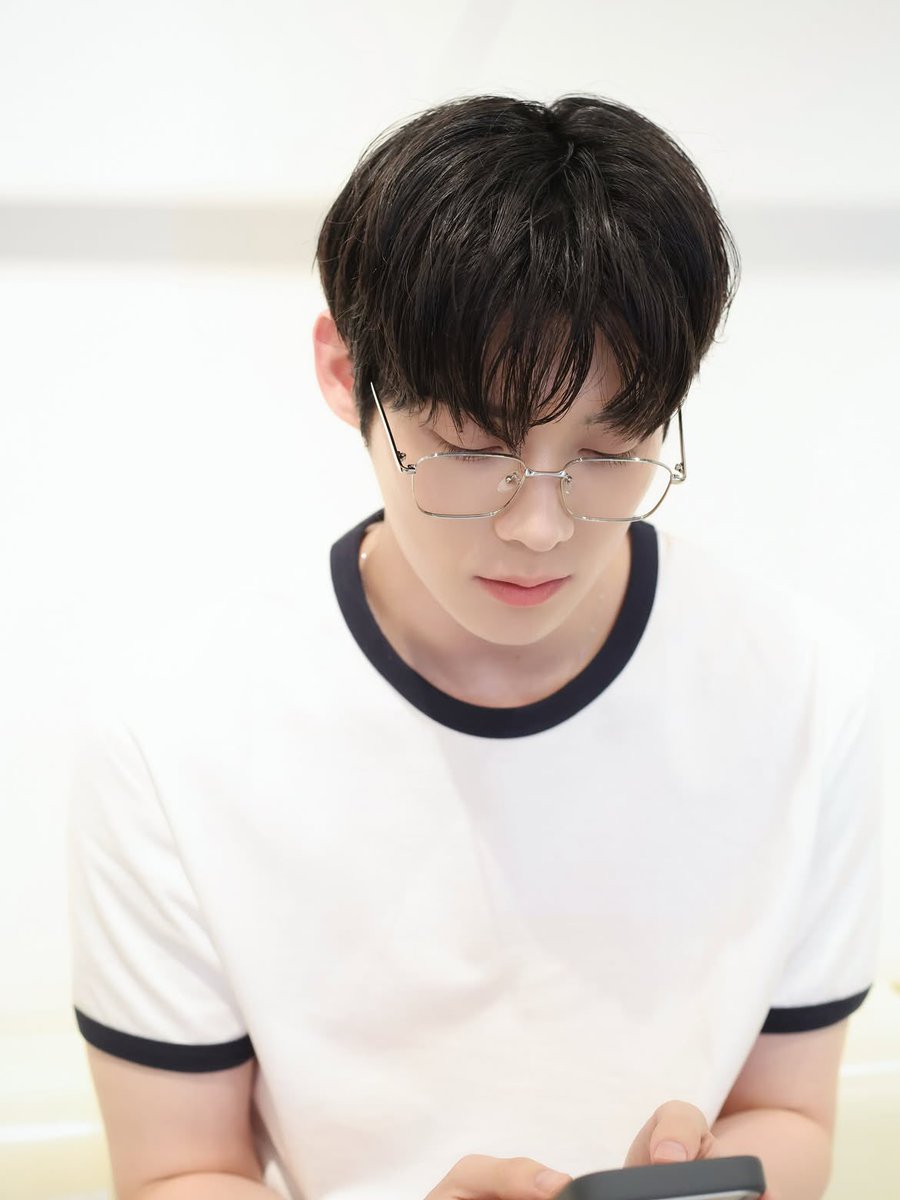 zzx_mei's tweet photo. 아 ㅁㅊ 안경윤식 https://t.co/MBVedPB4j7