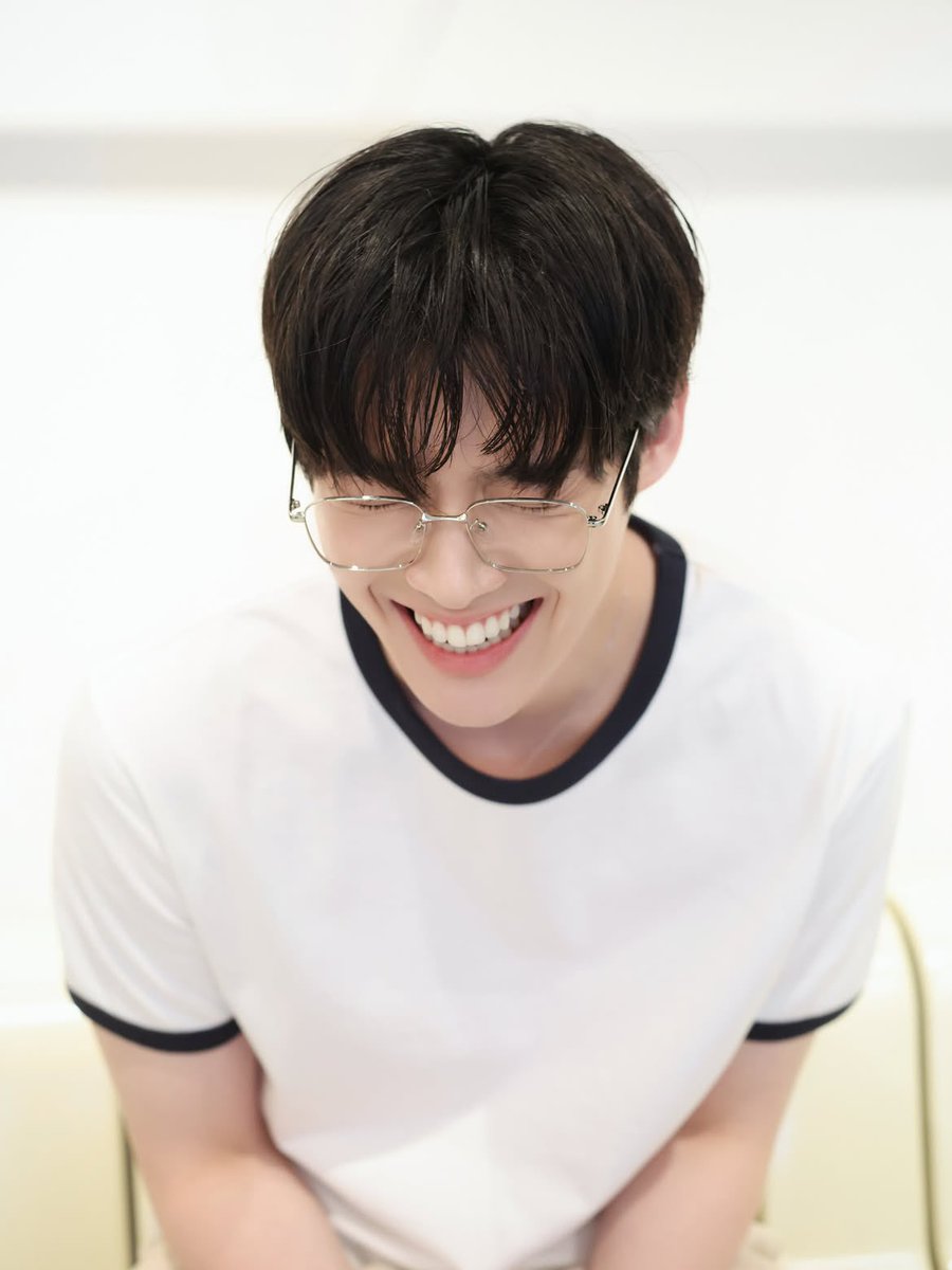 zzx_mei's tweet photo. 아 ㅁㅊ 안경윤식 https://t.co/MBVedPB4j7