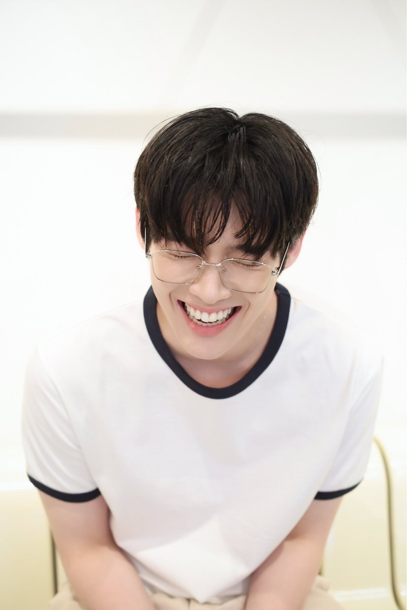 gppfll's tweet photo. 변태안경을써도아기강아가되 https://t.co/HHe3Auz5B4