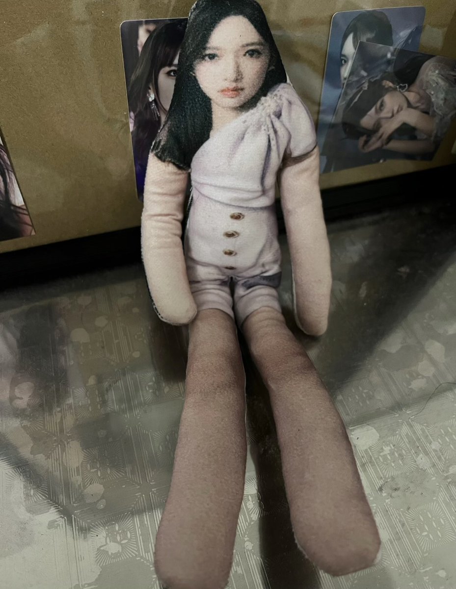 userverdf's tweet photo. น้องเฉิงเซียวอะให้เซี่ยวมี่เอาเมิร์ชที่ตัวเองทำเองมาโชว์ ละชีจะไปเม้นแจกการ์ดใต้โพส คืออันสวย ๆ เริ่ส ๆ ชีก้เม้น อันกวน ๆ ชีก้เอา เช่น 55555555 https://t.co/T8Ad6qpYx8