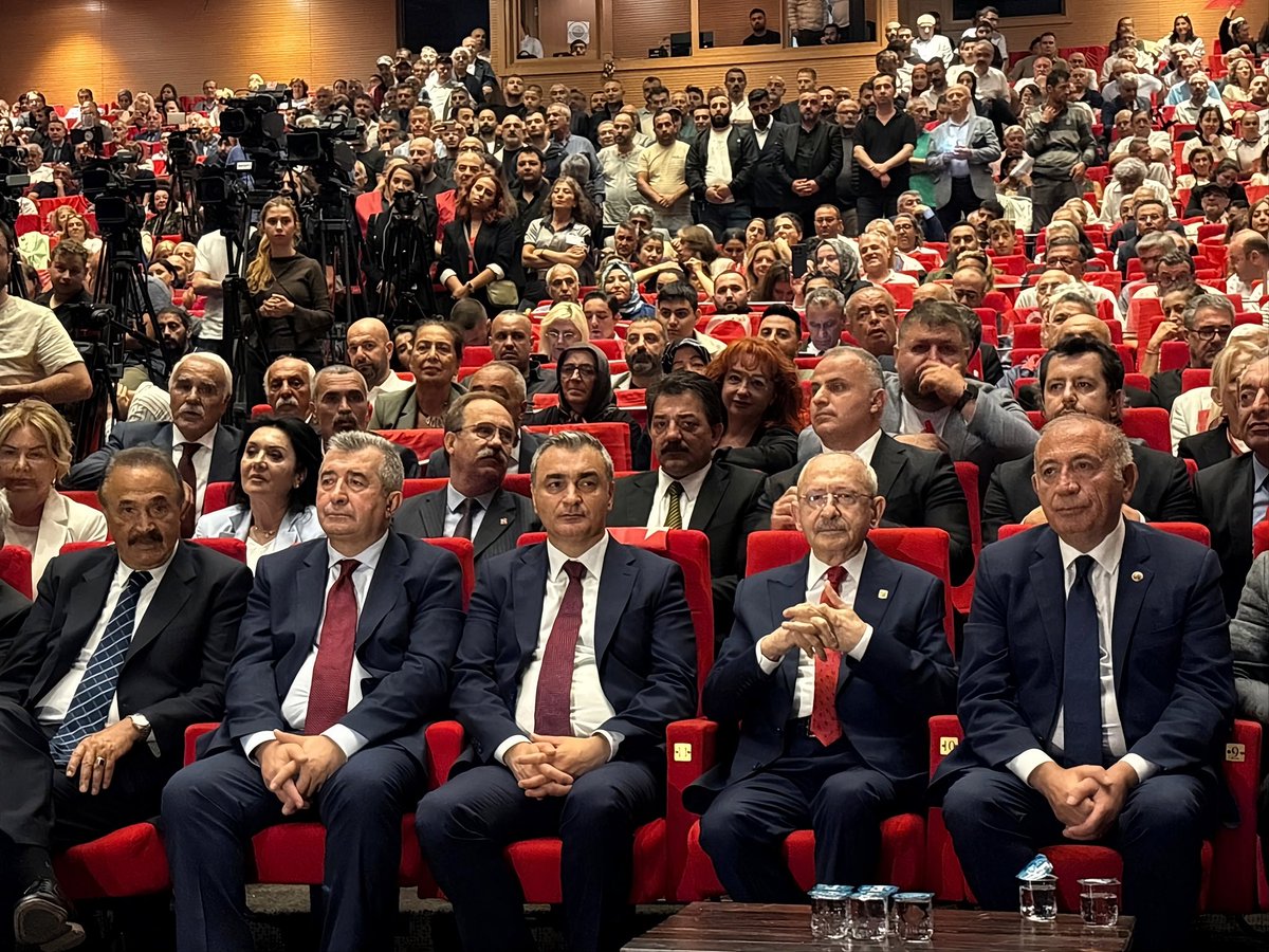 muslimsarichp's tweet photo. Genel Başkanımız Sayın Kemal Kılıçdaroğlu ile İstanbul İl Başkanlığı tarafından düzenlenen Üye Katılım Töreni’ne katıldık. https://t.co/932l6jDWWZ