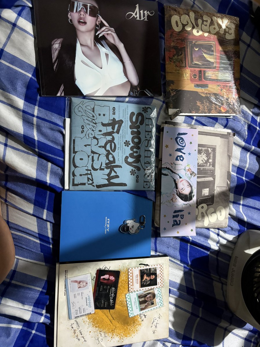 kaelonlyfrens's tweet photo. Thank you so much for the freebies and free albums @dearitzyPH !! First event with you and will forever stay in my heart! (Kahit naubos dignidad) https://t.co/25pQAWQJlx