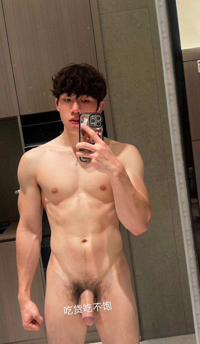 vicentecarris's tweet photo. 练了这么久，腹肌好难练啊，一点都不明显，只有一点轮廓，这个身材还可以不，有没有喜欢的，想被口的时候被摸腹肌和奶子😜😜 https://t.co/I06bqW0bUs