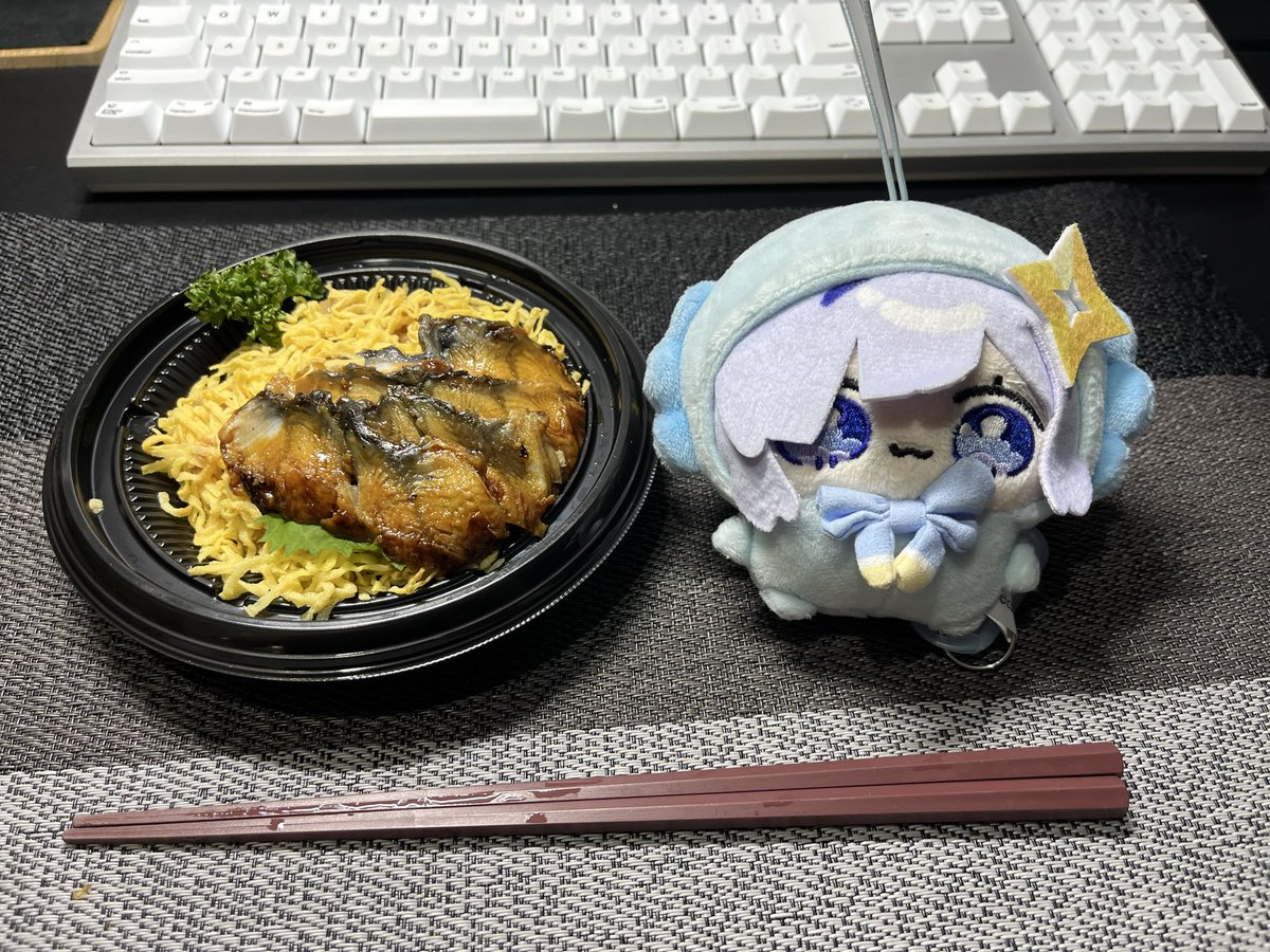 Another28793042's tweet photo. #天界学園飯テロ部

土用の丑(の前日)ということで
半額だったので鰻丼(極小)で夕飯

さすがに足りない🥲 https://t.co/s19bZc0HEJ