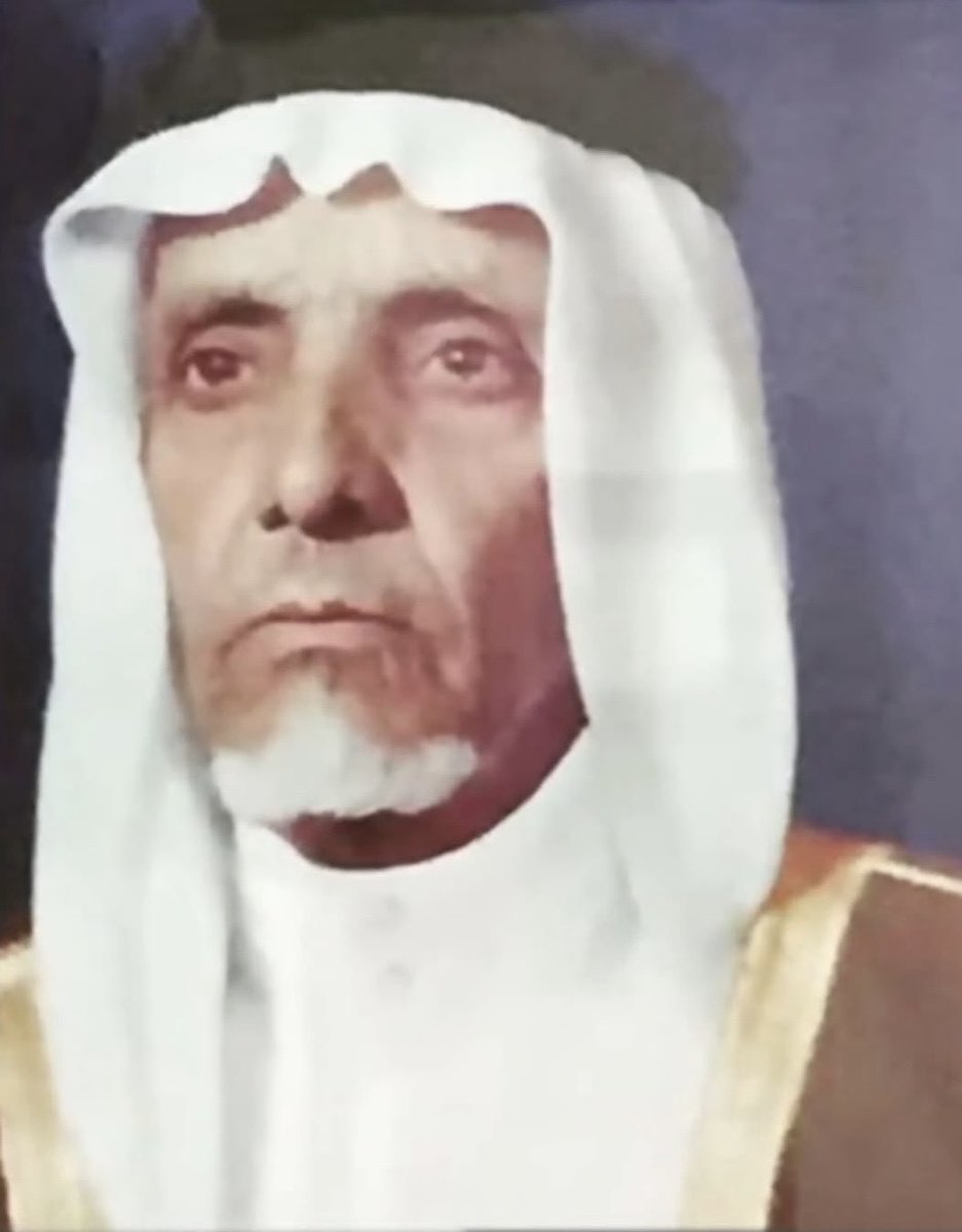 IbrahimF_SH's tweet photo. قبل العقد السادس من القرن الماضي الميلادي، عاش أهالي وقبائل بني شهر في تنومة حياةً تقليدية بسيطة، اعتمدت على الزراعة مورداً للرزق، وعلى الأعراف القبلية في حفظ الأمن وإدارة شؤون المجتمع، في ظل غياب الإدارات الحكومية آنذاك. وكانت المجالس القبلية تمثل المرجعية في معالجة القضايا، حيث كان المشايخ والوجهاء وكبار التجار يجتمعون بعد انتهاء حركة البيع والشراء في سوق السبت الشهير، في منزل الشيخ محمد الشبيلي "رحمة الله" للتشاور وتبادل الرأي فيما يخدم القبائل وأهل المنطقة.
ومن أبرز الحاضرين في تلك المجالس الشيخ فايز بن شار بن حاسن الشهري "رحمه الله" شيخ قبيلة الجهاضمة من بني شهر، الذي ولد عام 1327هـ الموافق 1909م. نشأ في كنف والده الشيخ شار بن حاسن "رحمه الله" فتلقى منه الحكمة والخبرة في إدارة شؤون القبيلة، حتى تولى مشيختها بعد وفاة والده عام 1351هـ.
عُرف الشيخ فايز بالحكمة وسداد الرأي، وحسن التصرف في معالجة قضايا قبيلته، وكان يعمل مع أهل الرأي والمشورة من كبار الجهاضمة على الإصلاح بين الناس، مما أكسبه محبة أفراد قبيلته واحترامهم، كما حظي بتقدير جميع قبائل بني شهر، وأصبح من أبرز وجهائها في زمانه.
وقد نال ثقة وتقدير قيادة هذه البلاد المباركة، فصدر الأمر السامي الكريم رقم (12713/3) بتاريخ 4/7/1390هـ، الموجه إلى سمو وزير الداخلية وسمو وزير المالية، والمتضمن تعيينه على منصب والده وصرف العادة السنوية له، إضافة إلى عوض البروة من مالية أبها. ويجدر بالذكر أن والده الشيخ شار بن حاسن كانت له مراسلات ومخاطبات مع الملك المؤسس عبدالعزيز بن عبدالرحمن آل سعود "رحمه الله"
كما حظي الشيخ فايز بمكانة رفيعة لدى شيوخ شمل بني شهر، وفي مقدمتهم آل الشبيلي وآل العسبلي، وكان موضع احترام وتقدير بين مشايخ وأهالي بني شهر كافة، وقد ورد اسمه في عدد من المؤلفات التي تناولت تاريخ بني شهر، تقديراً لدوره ومكانته الاجتماعية.
وأتشرف بأنني رأيته في صغري برفقة والدي "رحمه الله" ولا تزال صورته ماثلة في ذاكرتي فقد كان طويل القامة، حسن الهندام، ذا نظرات ثاقبة، يلفت الأنظار بهيبته، ويتميز بأسلوب راقٍ في الحديث، يجمع بين الوقار وحسن الخلق.
انتقل الشيخ فايز بن شار بن حاسن الشهري إلى جوار ربه عام 1417هـ، الموافق لشهر نوفمبر 1996م، بعد حياة حافلة بالعطاء وخدمة قبيلته ومجتمعه، رحمه الله رحمة واسعة، وأسكنه فسيح جناته، وجزاه خير الجزاء على ما قدم