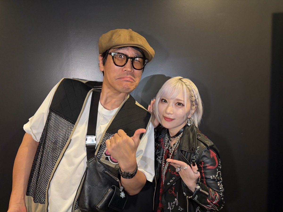 kosaka_daimaou's tweet photo. 見れた。。やっと見れた。

ラジオで出会って8年…くらいかな？？やっと生でReoNaのワンマンを。
彼女の、紡ぎ紡ぎの結い結いの。愛し愛されの歌い歌われの。

生で体感して…確信した。

この歌手は他に類するものも無し。細く鋭く、切なく刹那に。激しく動かず、叫ぶ様に囁く。
やはりあなたは唯一の「ReoNa」でした！最高だったぜ、ベイベー！

#ReoNa