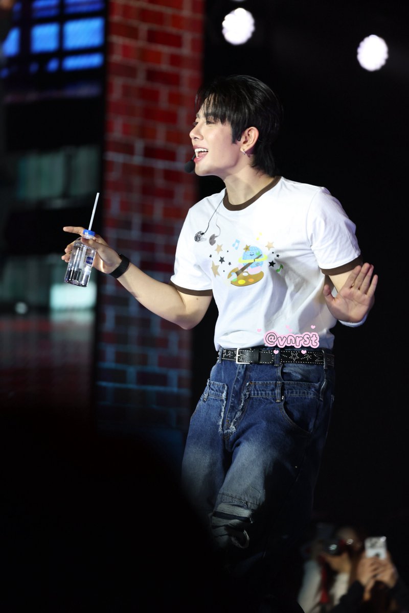 willrrix's tweet photo. This tee is so cutee

#FFFPartyConcert2026D1
 #earthmix #mixxiw 
#GMMTV 
@wixxiws https://t.co/k94NBOuEJh