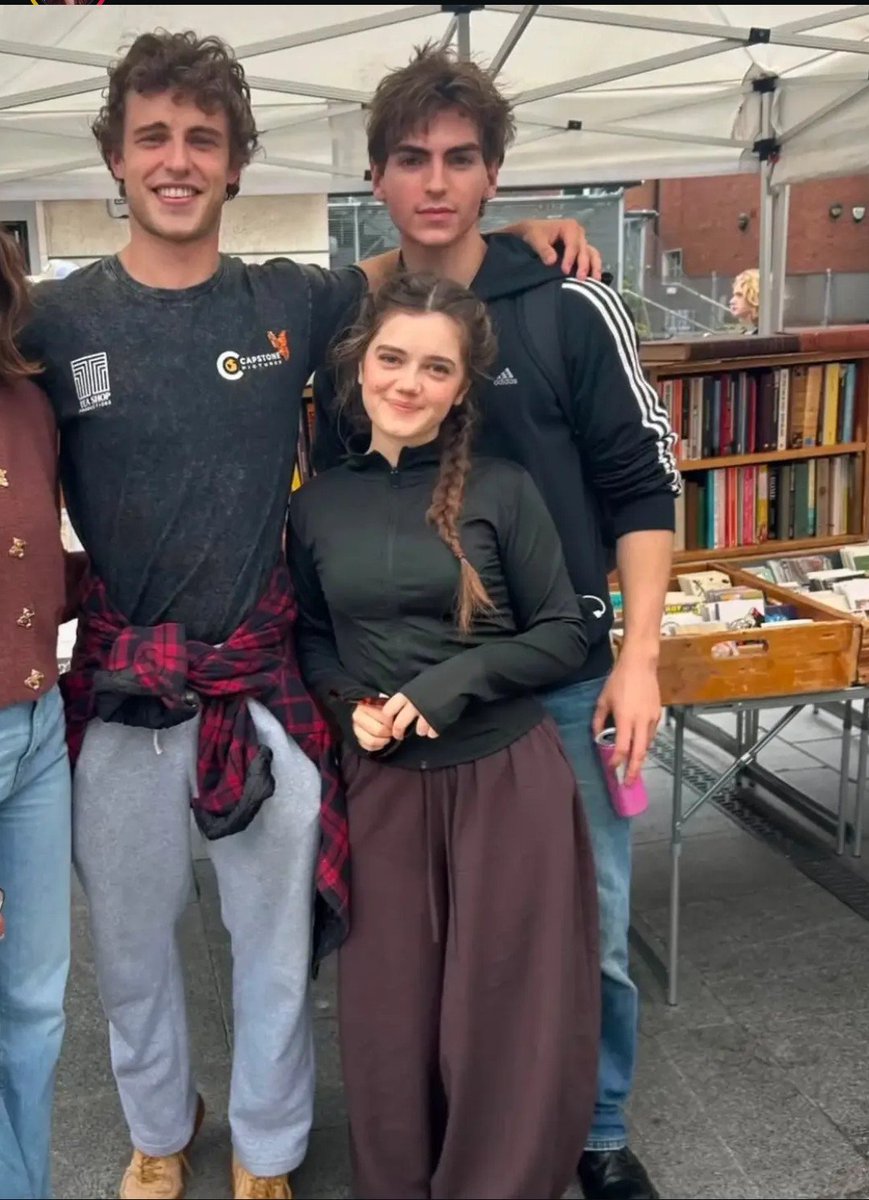 boysoftommenbr's tweet photo. 📸 | Conor Sánchez, nosso Johnny Kavanagh, James O’Donoghue, nosso Joey Lynch, e Nancy Surridge, Shannon Lynch, em uma foto com uma fã recentemente. https://t.co/4aXDlOmCX8