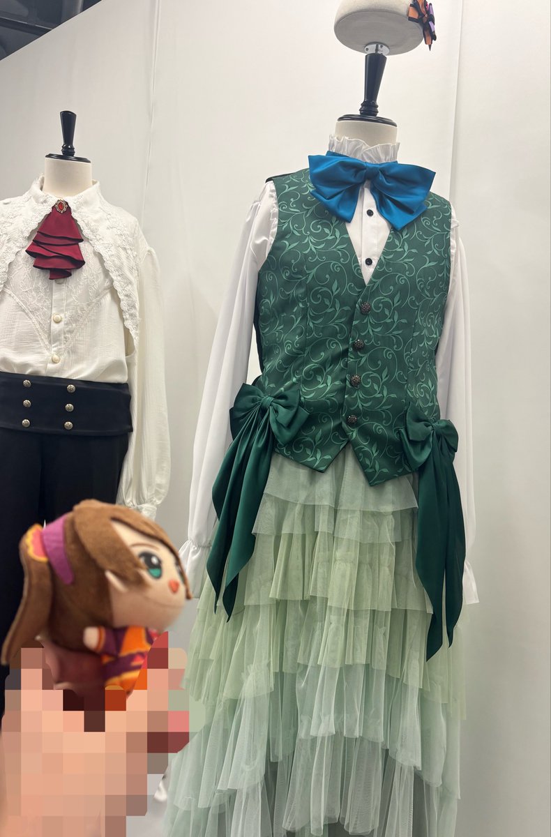 emmk0308's tweet photo. 今日はお友達と衣装展に行ったから色々思い出を語ったり気づかなかったところ見つけられたりしてじっくり見れて良かった✨
ところで私自身も驚いたんですけど魂環のマリオネットの衣装見た瞬間動悸と震えがちょっと出たんですがどうしてくれるんです��アンブラートさん
#SideM衣装展 https://t.co/UGDkyGToMQ