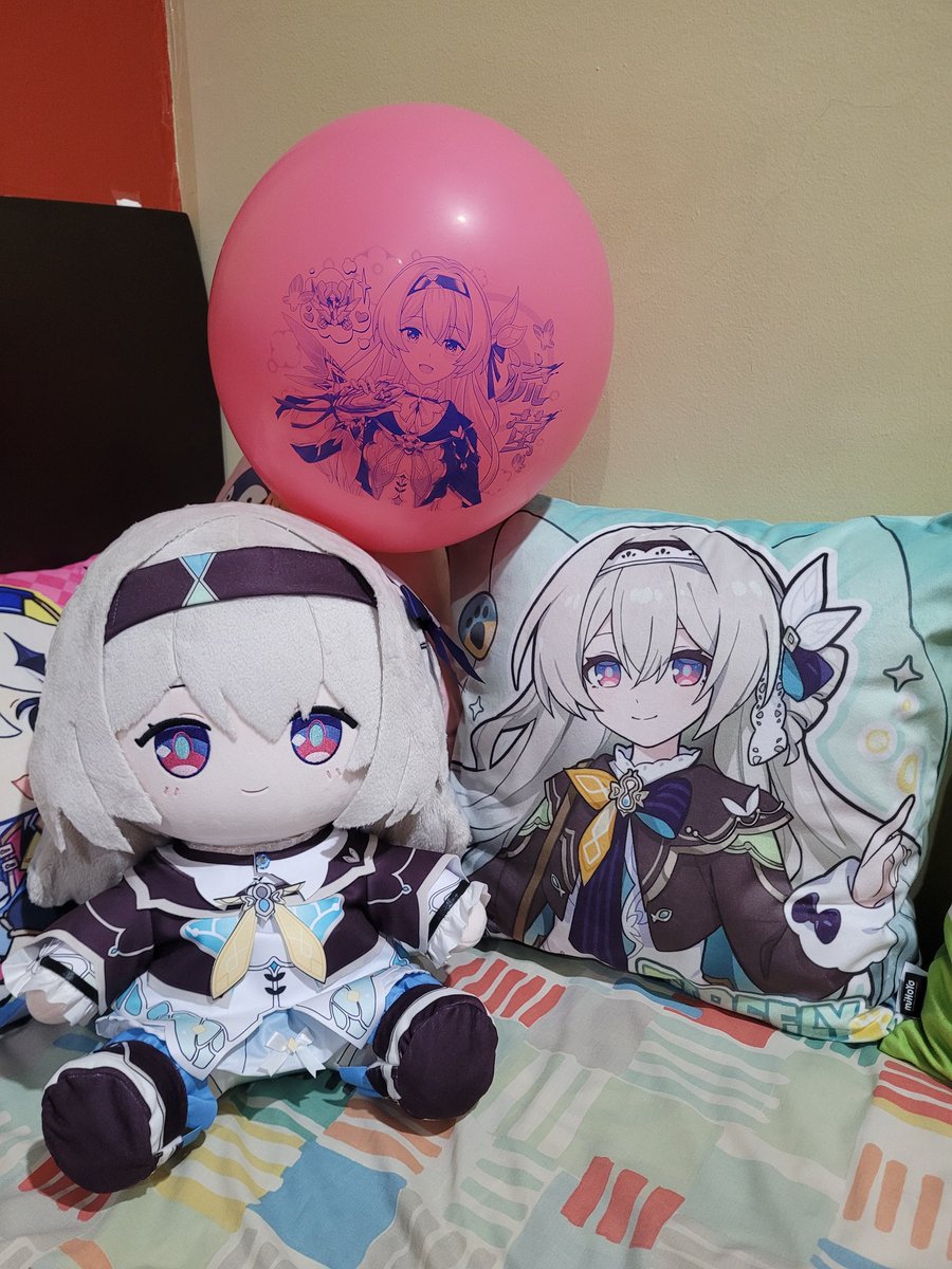 Ayaya__Chan's tweet photo. Firefly joins the family! She seems to enjoy playing with the firefly balloon 😇 https://t.co/HemJvOkB5h