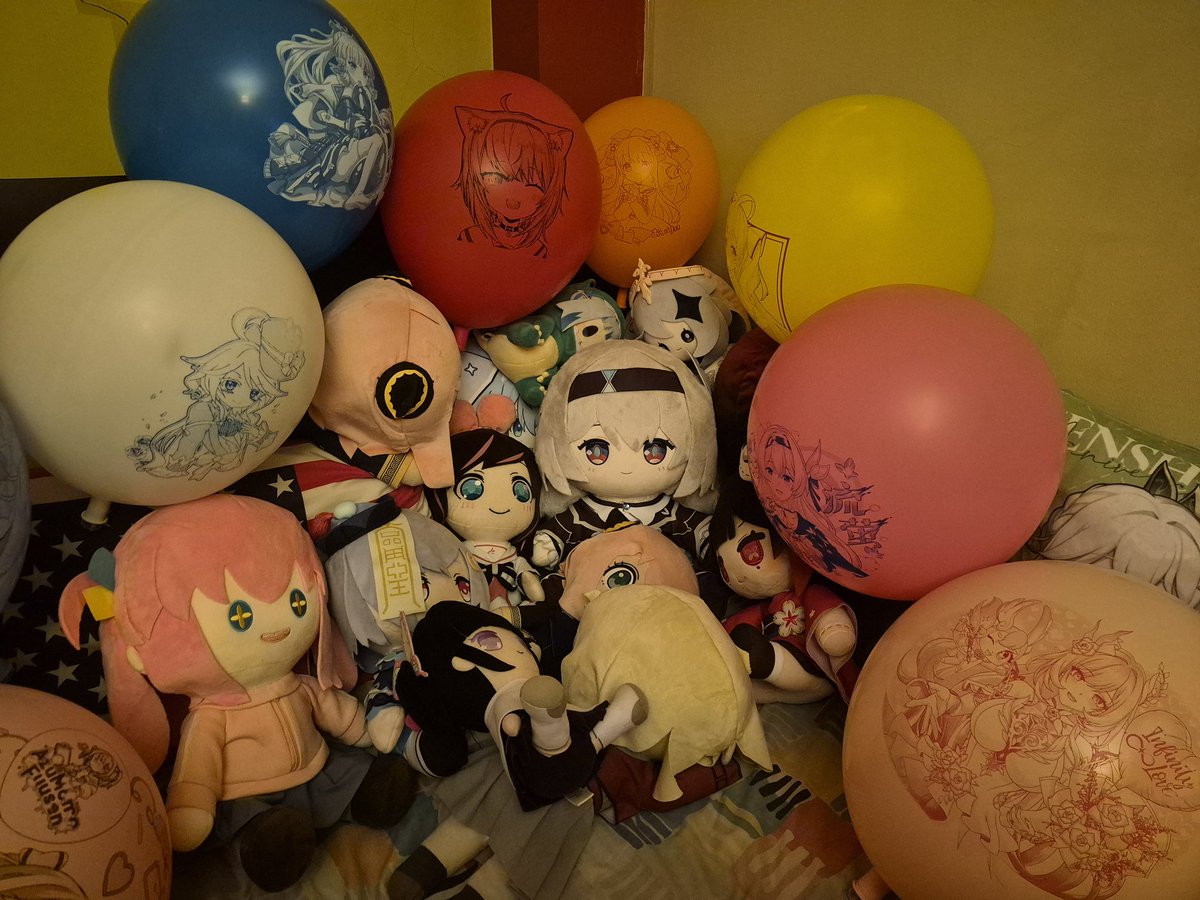 Ayaya__Chan's tweet photo. Firefly joins the family! She seems to enjoy playing with the firefly balloon 😇 https://t.co/HemJvOkB5h