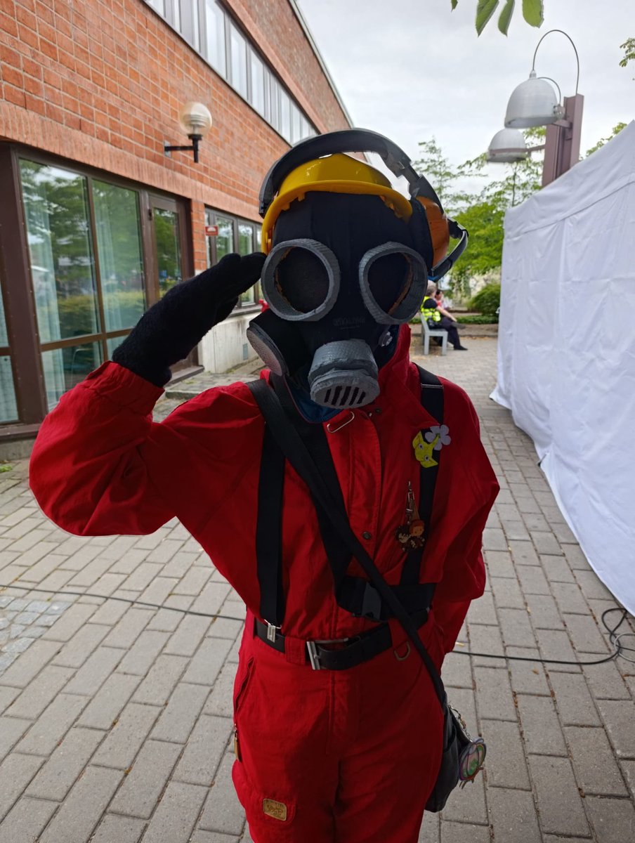 Bassguitarlickr's tweet photo. Stealing the other mercs their hats 👅👅#tf2 #pyrotf2 #tf2cosplay https://t.co/BgGBu6SkIO