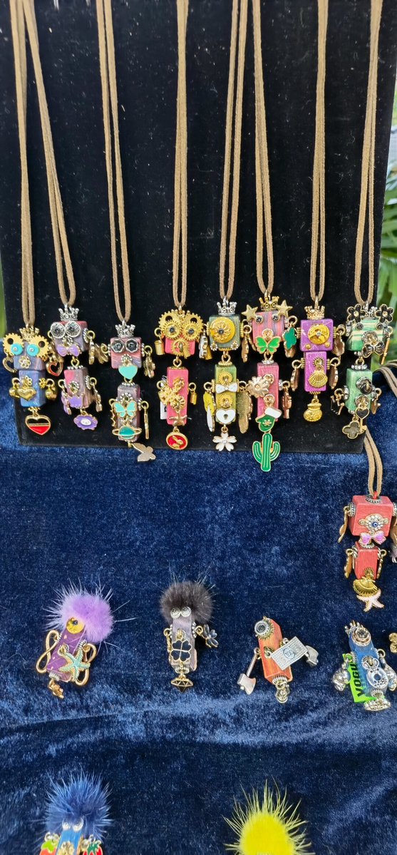 BoissetStephan1's tweet photo. Just made a cute fabric scrap keychain in 10 mins! No fancy skills needed—only old fabric and a keyring.  Great way to use up leftover craft stuff! https://t.co/zbQItVMaiu