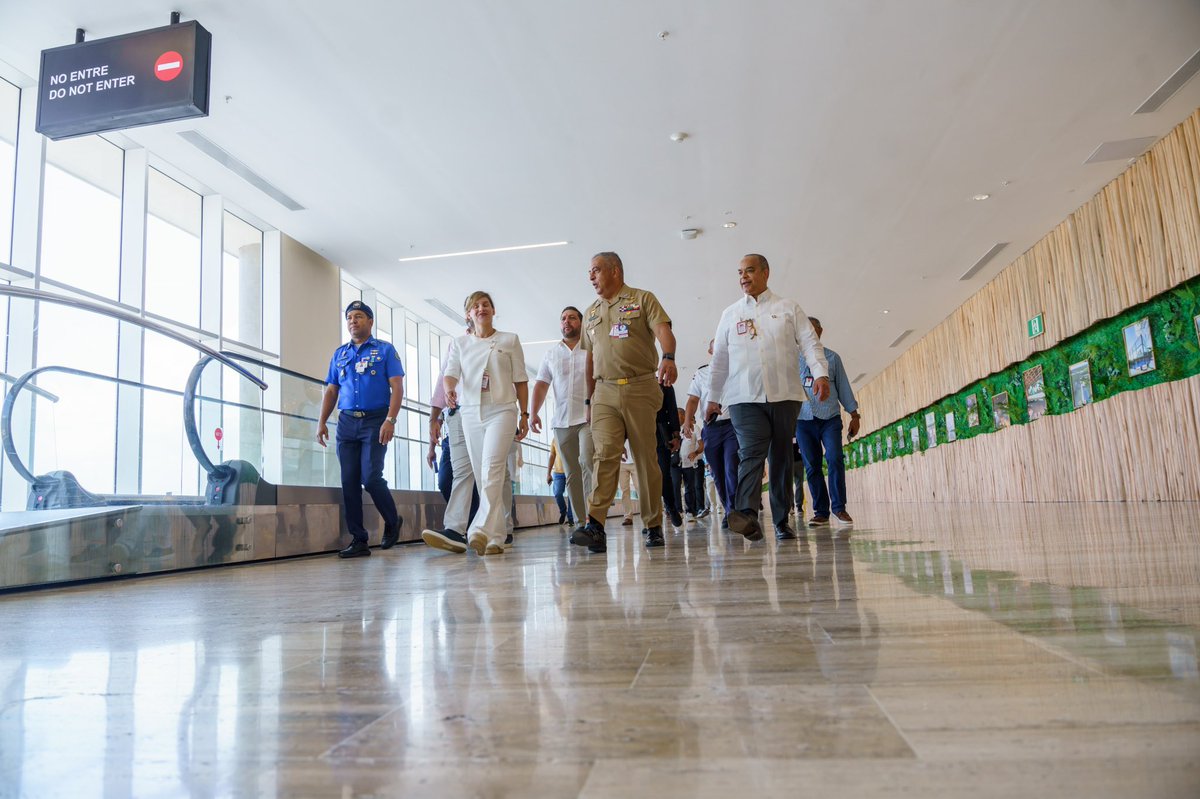 MigracionRDo's tweet photo. La DGM mostró a autoridades de Costa Rica sus capacidades operativas, tecnológicas y biométricas durante un recorrido por el Aeropuerto Internacional de Punta Cana, junto al Grupo Puntacana.

#DGM
#MigracionRD https://t.co/4KzmiGbfFL