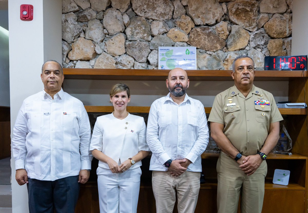 MigracionRDo's tweet photo. La DGM mostró a autoridades de Costa Rica sus capacidades operativas, tecnológicas y biométricas durante un recorrido por el Aeropuerto Internacional de Punta Cana, junto al Grupo Puntacana.

#DGM
#MigracionRD https://t.co/4KzmiGbfFL