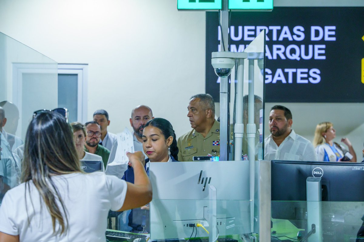 MigracionRDo's tweet photo. La DGM mostró a autoridades de Costa Rica sus capacidades operativas, tecnológicas y biométricas durante un recorrido por el Aeropuerto Internacional de Punta Cana, junto al Grupo Puntacana.

#DGM
#MigracionRD https://t.co/4KzmiGbfFL