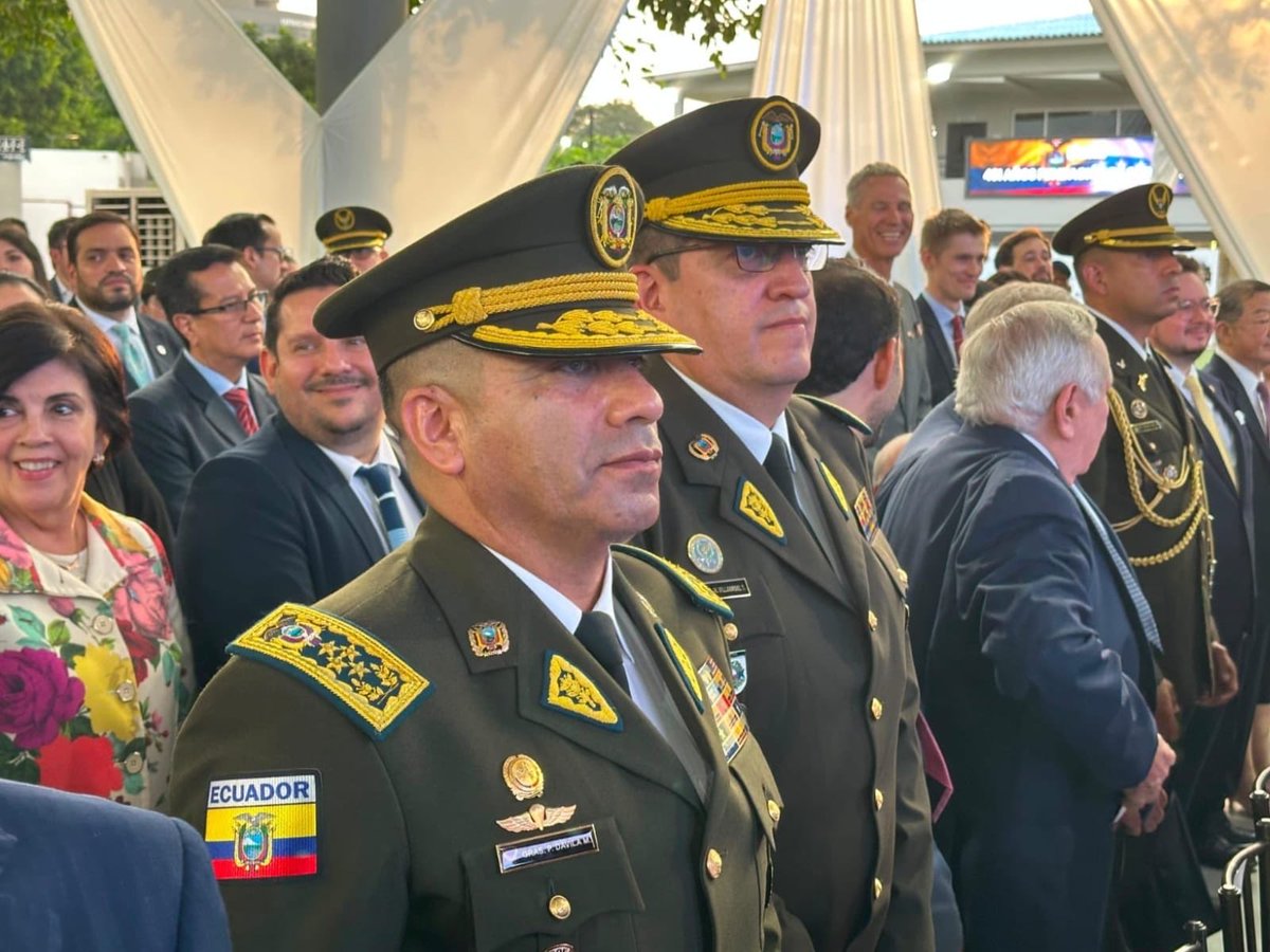 CmdtPoliciaEc's tweet photo. 491 AÑOS DE LA FUNDACIÓN DE GUAYAQUIL

En el marco de la conmemoración de la fundación de Santiago de Guayaquil, participé en los actos oficiales que celebran su historia, su identidad y el aporte de su gente al desarrollo del Ecuador.

Guayaquil es una ciudad de encuentro, de trabajo y de oportunidades. Por eso, desde la Policía Nacional, mantenemos un trabajo firme y una presencia cercana a sus ciudadanos.

En este aniversario, reafirmamos nuestro compromiso de continuar trabajando por la seguridad y el bienestar de los guayaquileños.

#ServirYProtegerConFirmeza #PolicíaEcuador