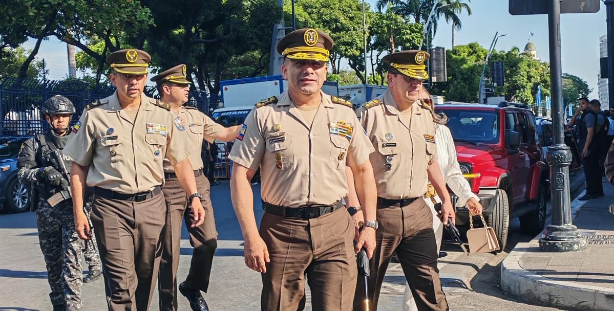 CmdtPoliciaEc's tweet photo. 491 AÑOS DE LA FUNDACIÓN DE GUAYAQUIL

En el marco de la conmemoración de la fundación de Santiago de Guayaquil, participé en los actos oficiales que celebran su historia, su identidad y el aporte de su gente al desarrollo del Ecuador.

Guayaquil es una ciudad de encuentro, de trabajo y de oportunidades. Por eso, desde la Policía Nacional, mantenemos un trabajo firme y una presencia cercana a sus ciudadanos.

En este aniversario, reafirmamos nuestro compromiso de continuar trabajando por la seguridad y el bienestar de los guayaquileños.

#ServirYProtegerConFirmeza #PolicíaEcuador