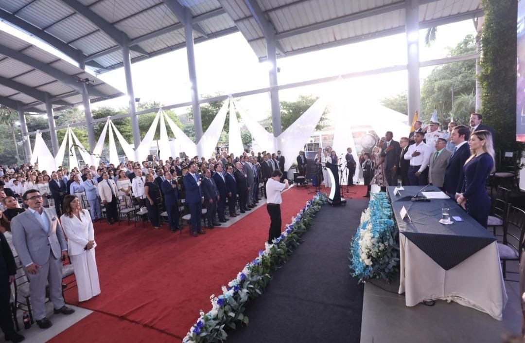 CmdtPoliciaEc's tweet photo. 491 AÑOS DE LA FUNDACIÓN DE GUAYAQUIL

En el marco de la conmemoración de la fundación de Santiago de Guayaquil, participé en los actos oficiales que celebran su historia, su identidad y el aporte de su gente al desarrollo del Ecuador.

Guayaquil es una ciudad de encuentro, de trabajo y de oportunidades. Por eso, desde la Policía Nacional, mantenemos un trabajo firme y una presencia cercana a sus ciudadanos.

En este aniversario, reafirmamos nuestro compromiso de continuar trabajando por la seguridad y el bienestar de los guayaquileños.

#ServirYProtegerConFirmeza #PolicíaEcuador