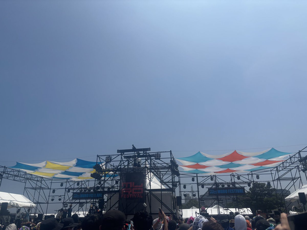 NAHO247's tweet photo. ムロフェス　day1！
プラ深の夏だねぇ始まりが、あまりにも夏🌻超能力戦士ドリアンWienners四星球ははしゃぎすぎて楽しすぎた🛸ルサダダダクライムの流れはもかっこいいの詰め合わせ。サニガのトリも全部がサビでたまらんかった！やっぱりロックバンドはかっこいい https://t.co/CrDfXqbLfd