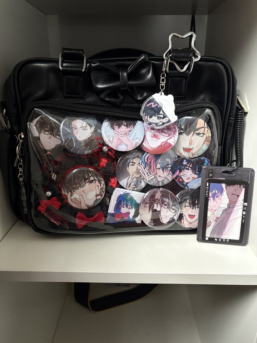 _imnottaylor_'s tweet photo. @witchvin Amo! A minha bolsa: https://t.co/OtrR3mZXOX