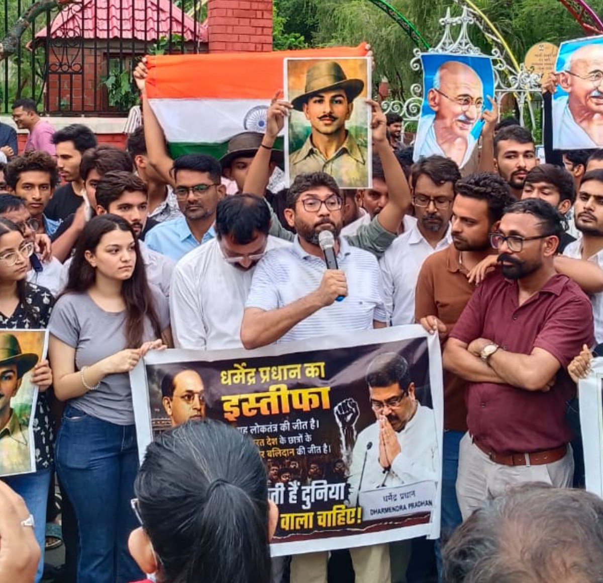 jigneshmevani80's tweet photo. Celebrating the victory of the youth, the future of this country, who have decided to hold the reins, when the BJP government has failed to deliver on all counts. Jai jawan jai Kisan - such a meaningful slogan. Jawan and Kisan bring the BJP on its knees. #genZ #vadodara https://t.co/znYTT5Jnhq