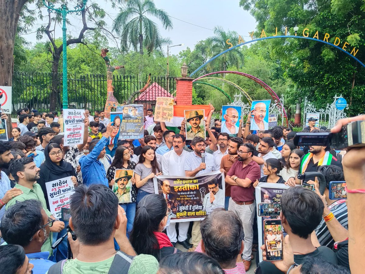 jigneshmevani80's tweet photo. Celebrating the victory of the youth, the future of this country, who have decided to hold the reins, when the BJP government has failed to deliver on all counts. Jai jawan jai Kisan - such a meaningful slogan. Jawan and Kisan bring the BJP on its knees. #genZ #vadodara https://t.co/znYTT5Jnhq