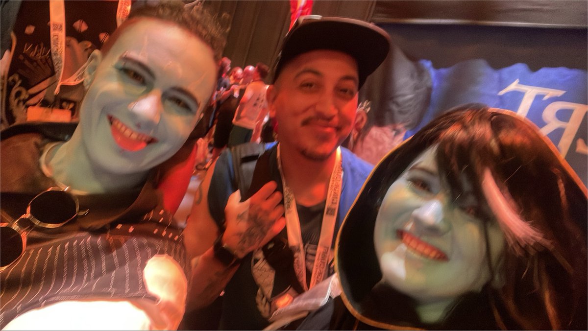 Silver_Siphon's tweet photo. Blue men are here (with friends)!
#gcxevent #destiny2cosplay https://t.co/xKzVYhntjv