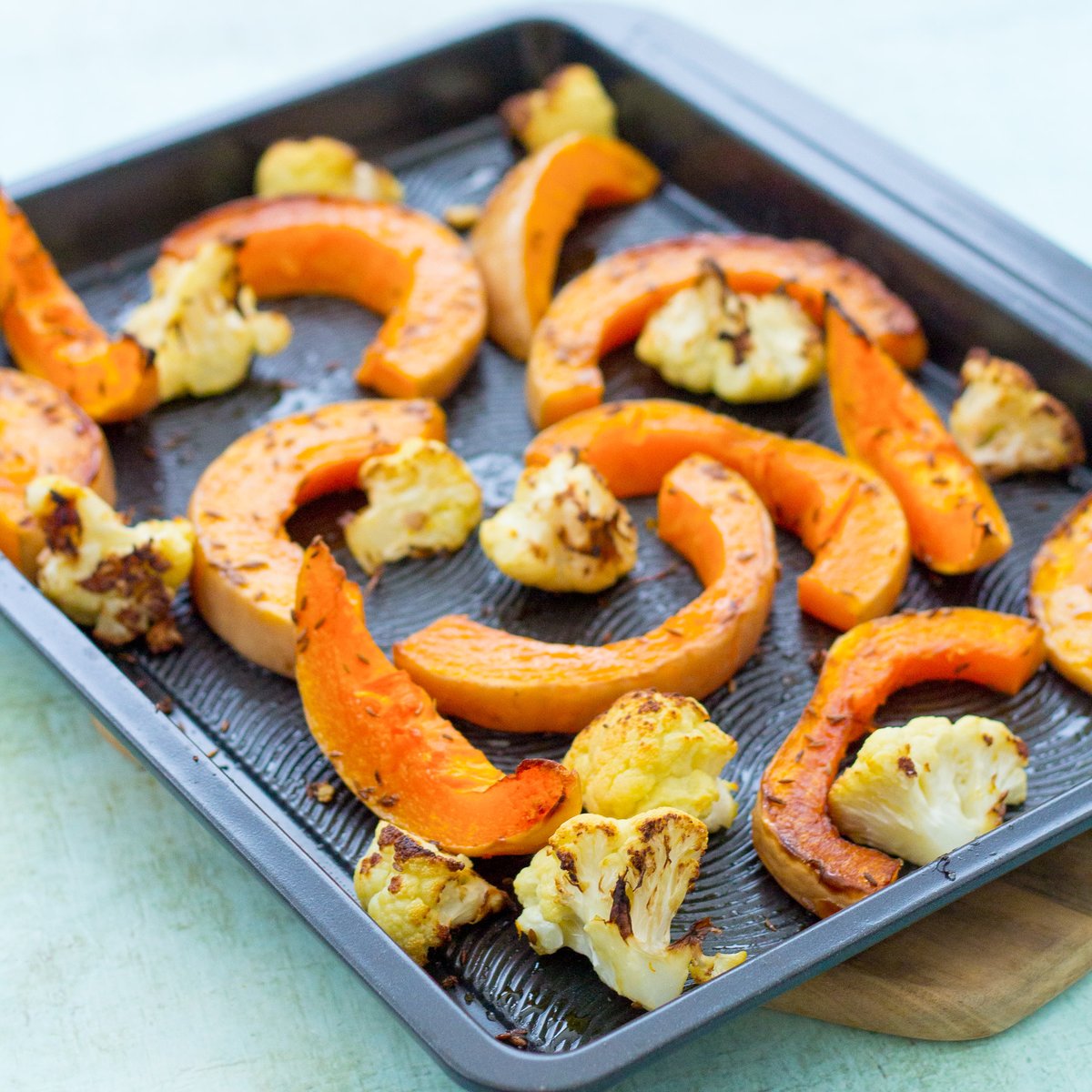 easypeasyfoodie's tweet photo. Super simple, yet utterly delicious, my easy peasy Cumin Roasted Cauliflower and Butternut Squash side dish is the perfect accompaniment to curries, chillies and tagines.
RECIPE => https://t.co/V7KrpZWAPl
#traybake #sheetpan #vegan #veggie #vegboxideas https://t.co/p3ZDfoaU2A