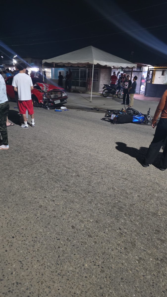 comunidadenline's tweet photo. 📢 Reportando | Aproximadamente a la medianoche de ayer, viernes 24 de julio, ocurrió un accidente de tránsito en la Av. 41, frente a la Urb. Eleazar López Contreras II. El siniestro consistió en un choque entre una motocicleta y un vehículo
. 
#CiudadOjeda 
#EdoZulia https://t.co/sbsSJstVZg