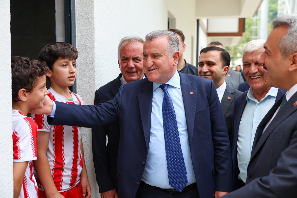 OA_BAK's tweet photo. Bugün baba ocağım Rize’de, İkizdere Spor Tesisi’mizin güzel atmosferinde genç sporcularımızla buluştuk!🌿

Tesisimizdeki son durumları yerinde inceleyip genç kardeşlerimizin heyecanına ortak olduk.🇹🇷

Çocuklarımızın gözündeki o azmi, heyecanı görmek her şeye değer! Buradan nice millî gururlar çıkaracağız inşallah.💚💙