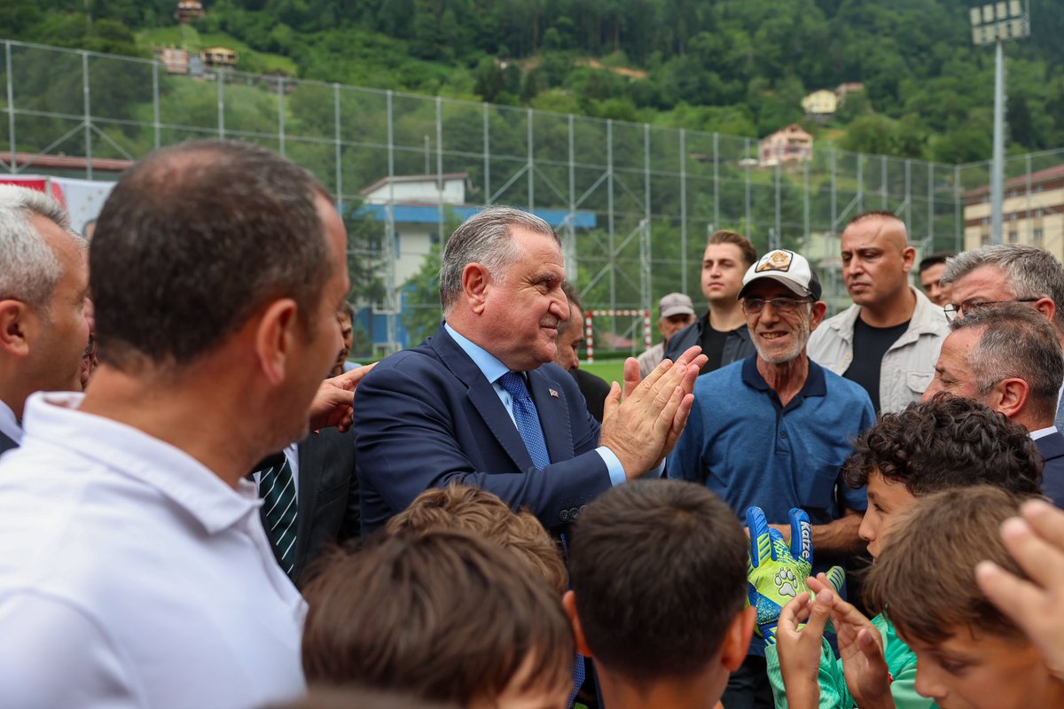 OA_BAK's tweet photo. Bugün baba ocağım Rize’de, İkizdere Spor Tesisi’mizin güzel atmosferinde genç sporcularımızla buluştuk!🌿

Tesisimizdeki son durumları yerinde inceleyip genç kardeşlerimizin heyecanına ortak olduk.🇹🇷

Çocuklarımızın gözündeki o azmi, heyecanı görmek her şeye değer! Buradan nice millî gururlar çıkaracağız inşallah.💚💙