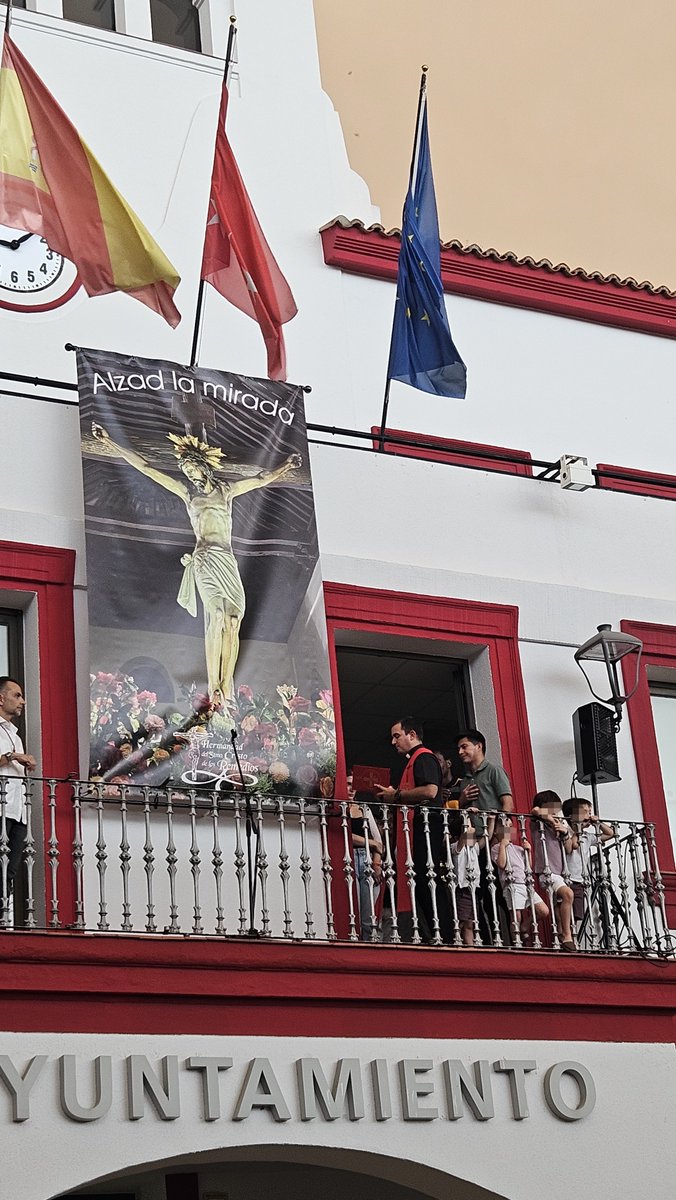 vox_sanse's tweet photo. !30 días para nuestras fiestas! Desde la Plaza de la Constitución, el Cristo de los Remedios ya preside el Ayuntamiento. Ante los devastadores incendios, sustituimos la cohetada por globos en señal de respeto y solidaridad. ¡La cuenta atrás ha comenzado! 🐂🙏 #Fiestas2026 https://t.co/LEAgcCyxP0
