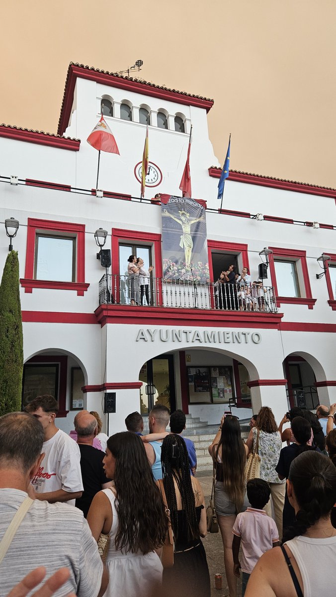vox_sanse's tweet photo. !30 días para nuestras fiestas! Desde la Plaza de la Constitución, el Cristo de los Remedios ya preside el Ayuntamiento. Ante los devastadores incendios, sustituimos la cohetada por globos en señal de respeto y solidaridad. ¡La cuenta atrás ha comenzado! 🐂🙏 #Fiestas2026 https://t.co/LEAgcCyxP0