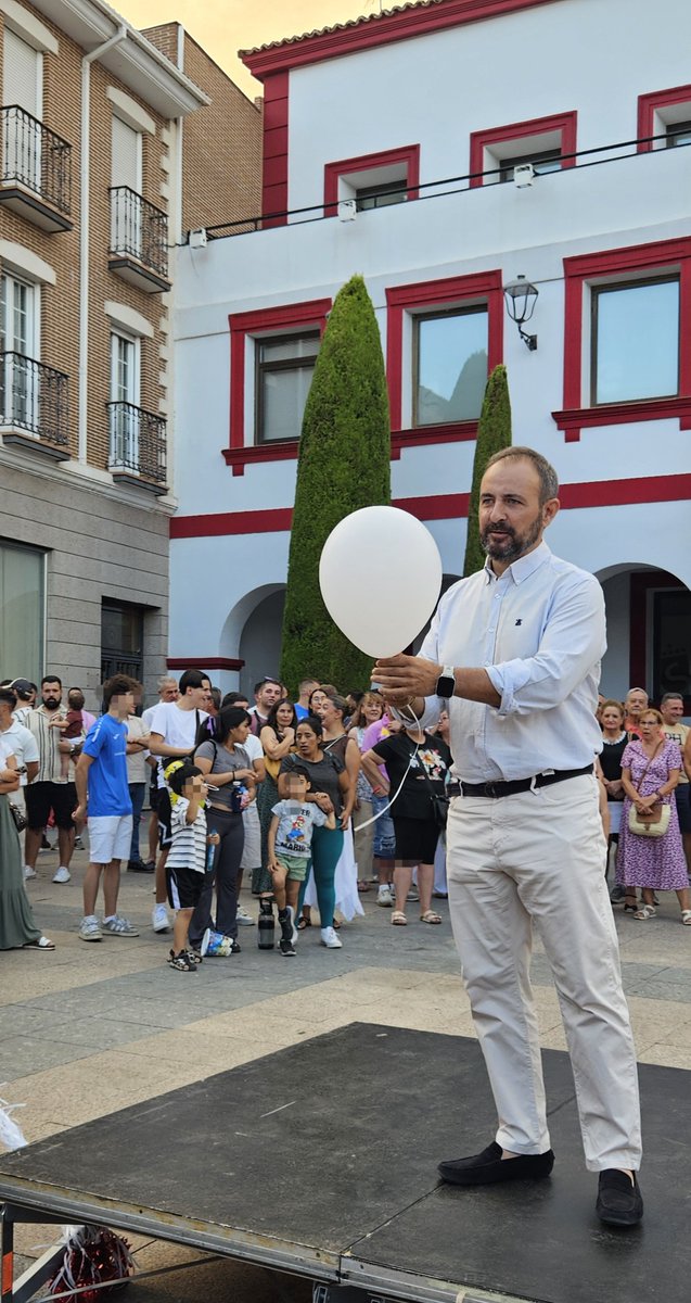 vox_sanse's tweet photo. !30 días para nuestras fiestas! Desde la Plaza de la Constitución, el Cristo de los Remedios ya preside el Ayuntamiento. Ante los devastadores incendios, sustituimos la cohetada por globos en señal de respeto y solidaridad. ¡La cuenta atrás ha comenzado! 🐂🙏 #Fiestas2026 https://t.co/LEAgcCyxP0